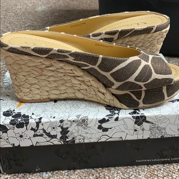 Chinese Laundry open toe giraffe pattern Heel slip ons. 7.5 4”heel - Picture 5 of 10